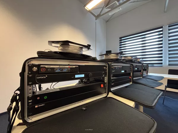 Przenośna pętla indukcyjna do 150 m² – zestaw w torbie rack,  Contacta V22+EU, Relacart UR-230S MH - 5