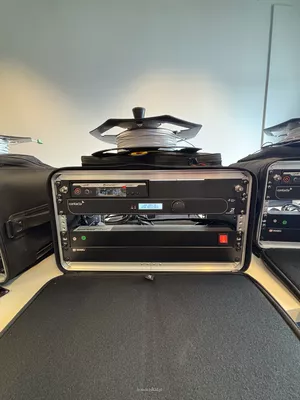 Przenośna pętla indukcyjna do 150 m² – zestaw w torbie rack,  Contacta V22+EU, Relacart UR-230S MH