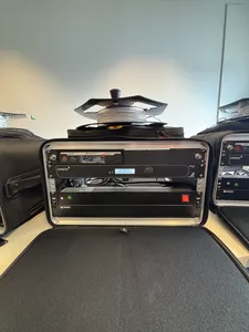 Przenośna pętla indukcyjna do 150 m² – zestaw w torbie rack,  Contacta V22+EU, Relacart UR-230S MH