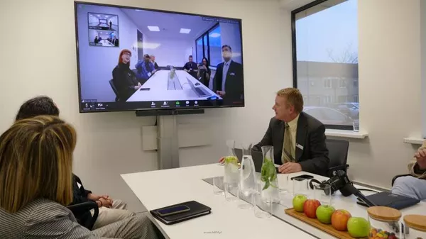 Bose Videobar VB1 + HP Prawdziwe rozwiązanie głosowe dla przedsiębiorstw w obrębie znanego otoczenia Microsoft.  - 3