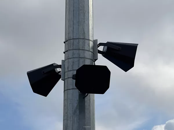 Zestaw nagłośnienia hali sportowej  8 szt TOA CS-761BS 1 szt  TOA MA-725F-EB Wielokanałowy system matrycujący 4 wejścia liniowe stereo - 6