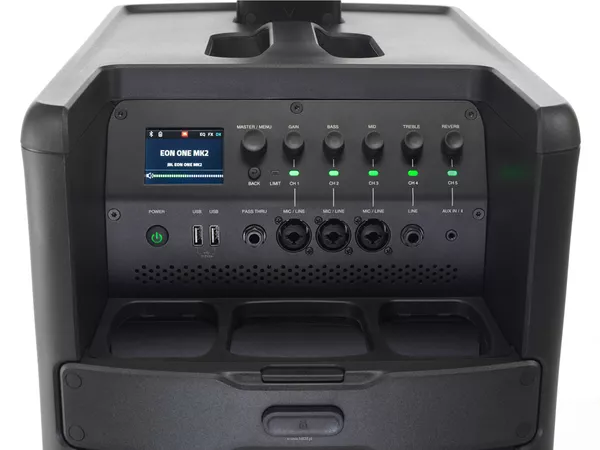 JBL EON ONE MK2 z zasilaniem bateryjnym posiada wiodący w swojej klasie pakiet akustyczny, 5-kanałowy mikser cyfrowy, procesory DSP dbx i Lexicon, funkcje Bluetooth oraz uniwersalną aplikację do sterowania. - 8