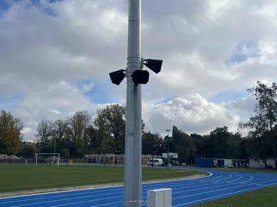 Zestaw nagłośnienia boiska sportowego  8 szt TOA CS-761BS 1 szt  TOA MA-725F-EB Wielokanałowy system matrycujący 4 wejścia liniowe stereo