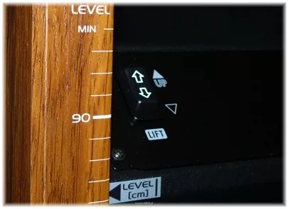 LDM Lektor-500 Mównica aktywna z kolumną głośnikową. Elektryczna regulacja wysokości, specjalna półka na laptop oraz 3 dodatkowe schowki na dokumenty. - 5